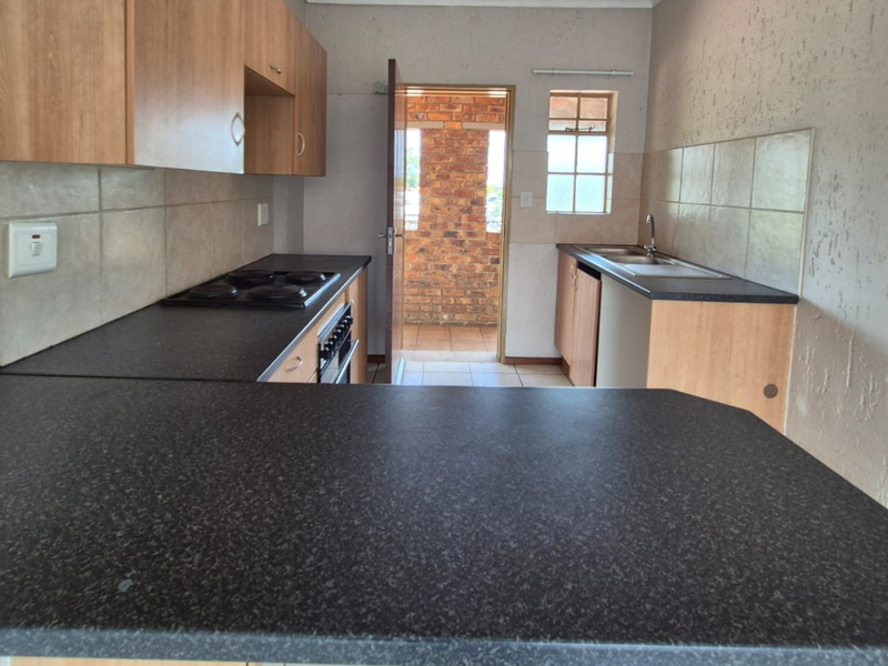 Modern 2-Bedroom First-Floor Apartment in a Prime Location - Photo 2