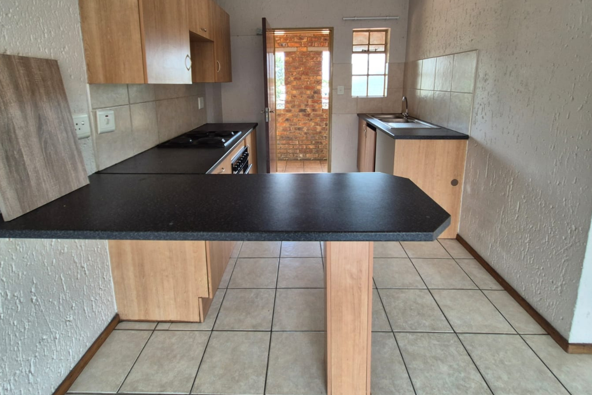 Modern 2-Bedroom First-Floor Apartment in a Prime Location - Photo 3