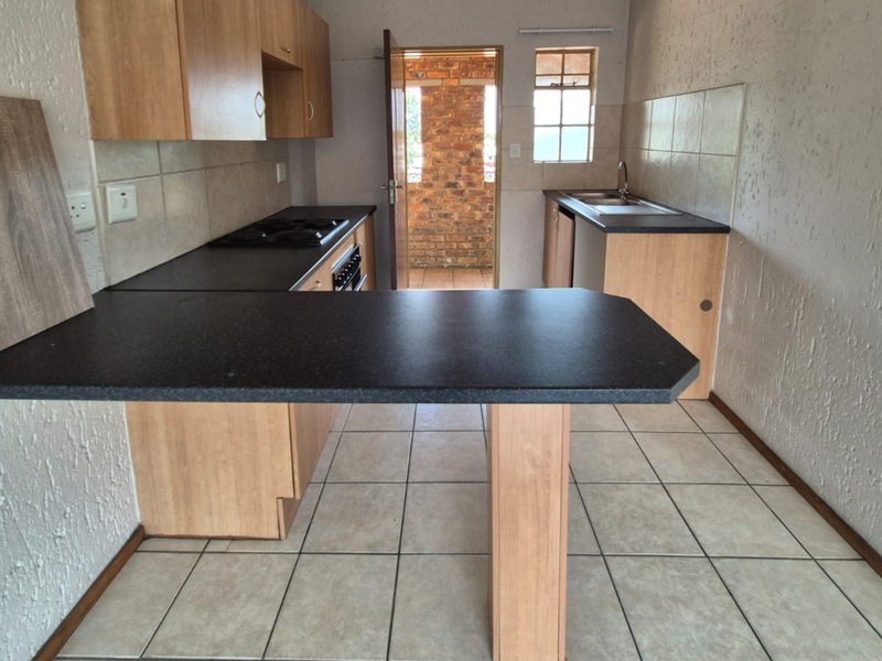 Modern 2-Bedroom First-Floor Apartment in a Prime Location - Photo 3