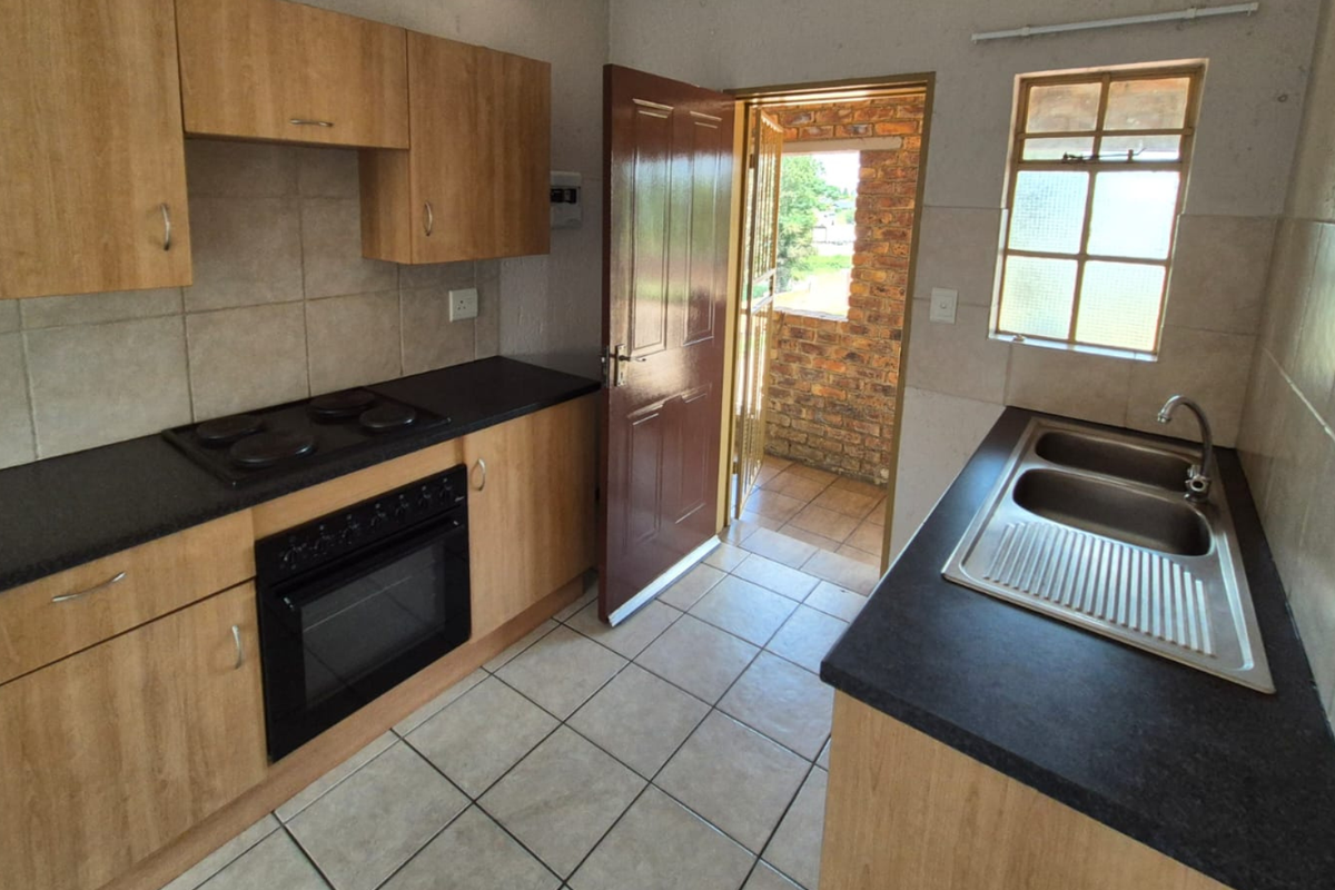 Modern 2-Bedroom First-Floor Apartment in a Prime Location - Photo 4