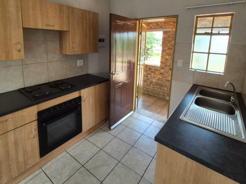 Modern 2-Bedroom First-Floor Apartment in a Prime Location - Photo 4