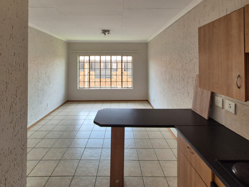 Modern 2-Bedroom First-Floor Apartment in a Prime Location - Photo 6