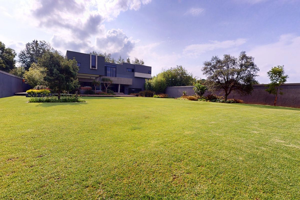 Stunning 5-Bedroom, 5-Bathroom Luxury Home in the Prestigious Estate - Photo 5