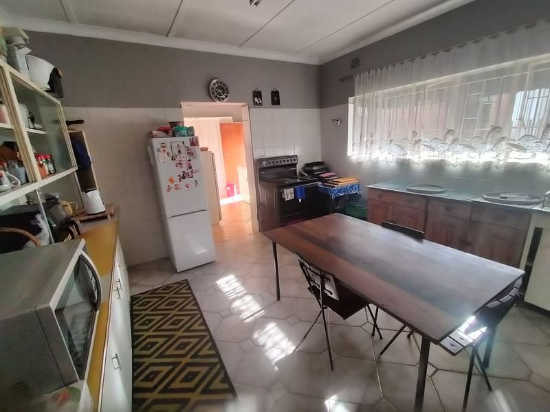 Spacious Corner Property with Endless Potential! - Photo 5