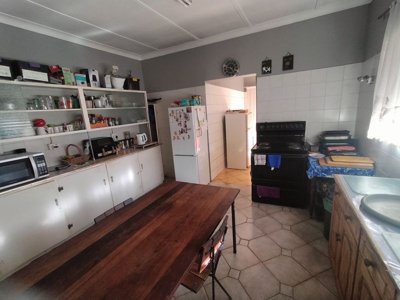 Spacious Corner Property with Endless Potential! - Photo 7