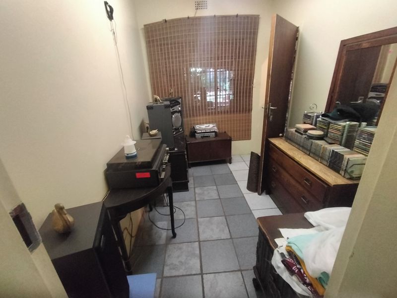 Spacious Corner Property with Endless Potential! - Photo 4