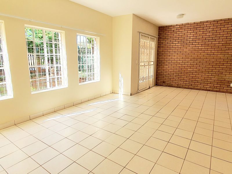 Three bedroom townhouse for sale in New Town, Louis Trichardt - Photo 4
