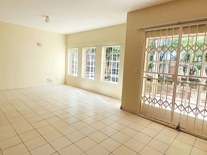 Three bedroom townhouse for sale in New Town, Louis Trichardt - Photo 3