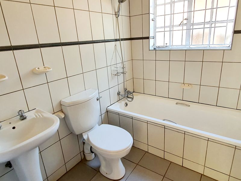 Three bedroom townhouse for sale in New Town, Louis Trichardt - Photo 9