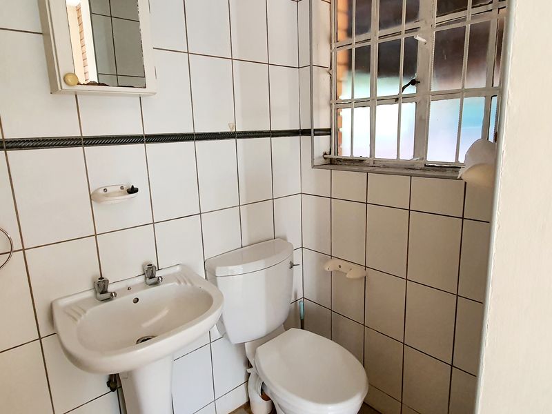 Three bedroom townhouse for sale in New Town, Louis Trichardt - Photo 7