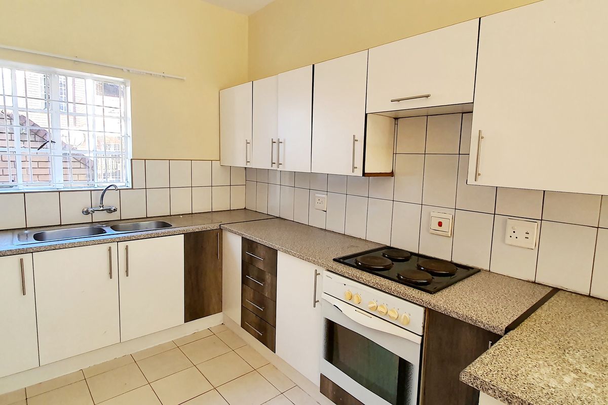 Three bedroom townhouse for sale in New Town, Louis Trichardt - Photo 2
