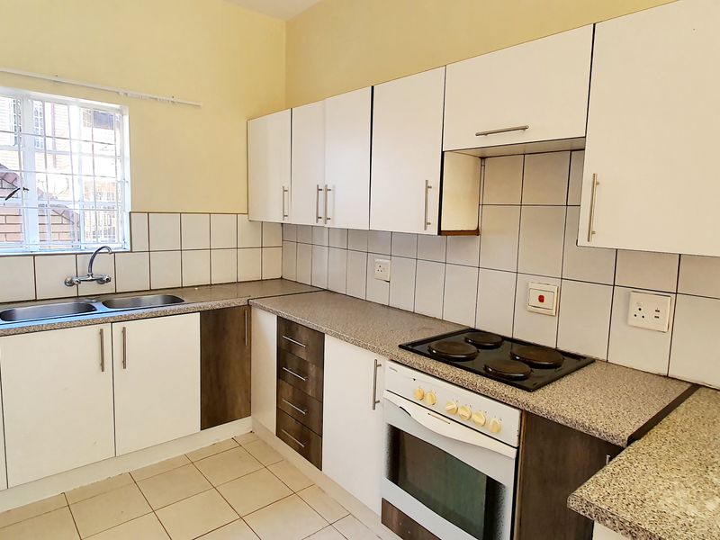 Three bedroom townhouse for sale in New Town, Louis Trichardt - Photo 2