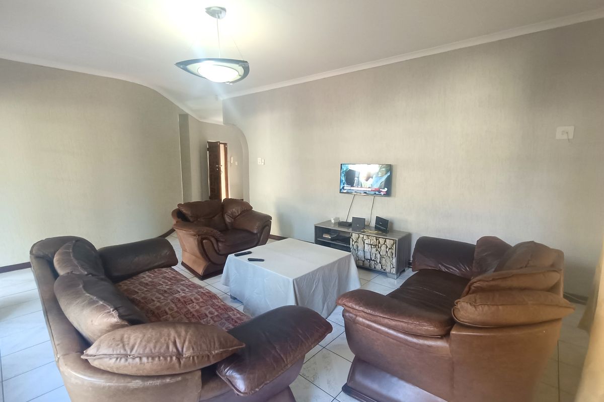 Spacious Five-Bedroom Furnished Home for Rent - Ideal For Business or Leisure - Photo 2