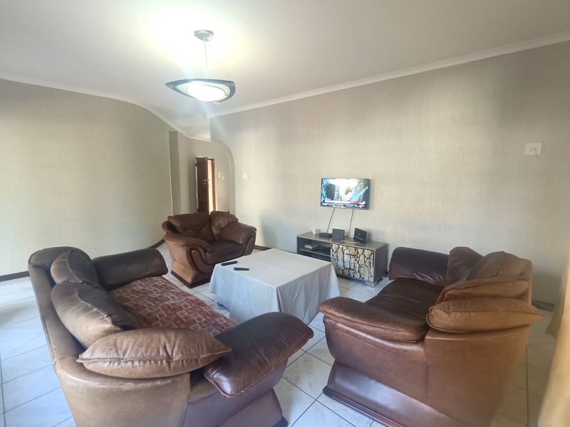 Spacious Five-Bedroom Furnished Home for Rent - Ideal For Business or Leisure - Photo 2