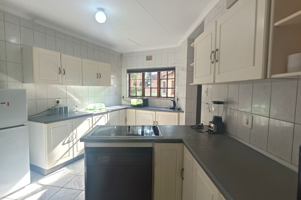 Spacious Five-Bedroom Furnished Home for Rent - Ideal For Business or Leisure - Photo 4