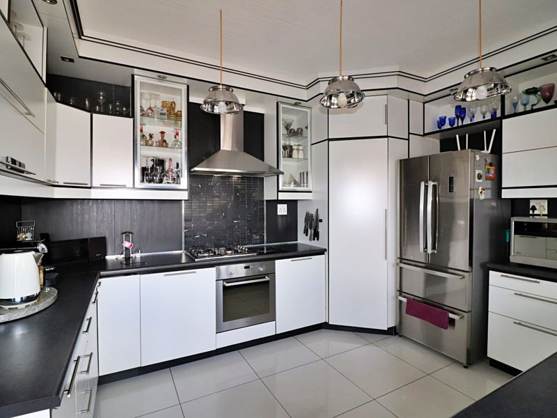 Spacious Double-Stand Family Home with Modern Flat  & Energy Solutions – A Rare Find in Gerdview - Photo 6