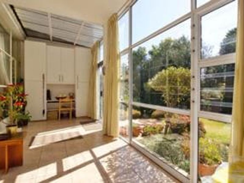 Spacious Duplex Living with Garden, Pool & Unique Lift Feature – Pet Friendly! - Photo 7