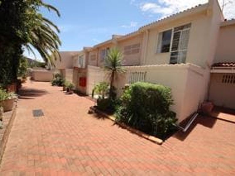 Spacious Duplex Living with Garden, Pool & Unique Lift Feature – Pet Friendly! - Photo 2