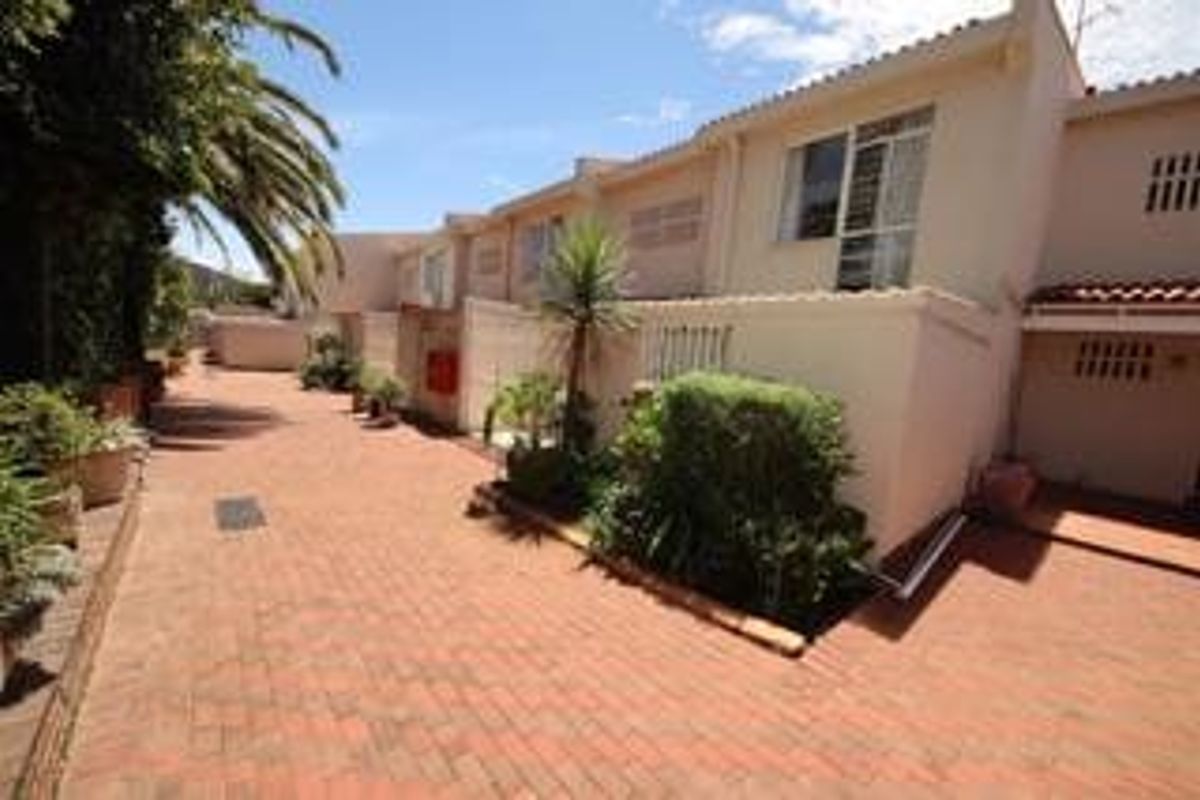 Spacious Duplex Living with Garden, Pool & Unique Lift Feature – Pet Friendly! - Photo 2