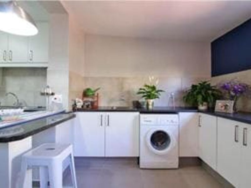 Spacious Duplex Living with Garden, Pool & Unique Lift Feature – Pet Friendly! - Photo 4