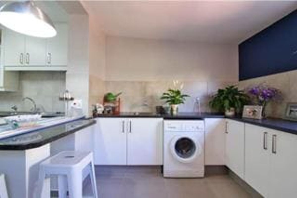 Spacious Duplex Living with Garden, Pool & Unique Lift Feature – Pet Friendly! - Photo 4