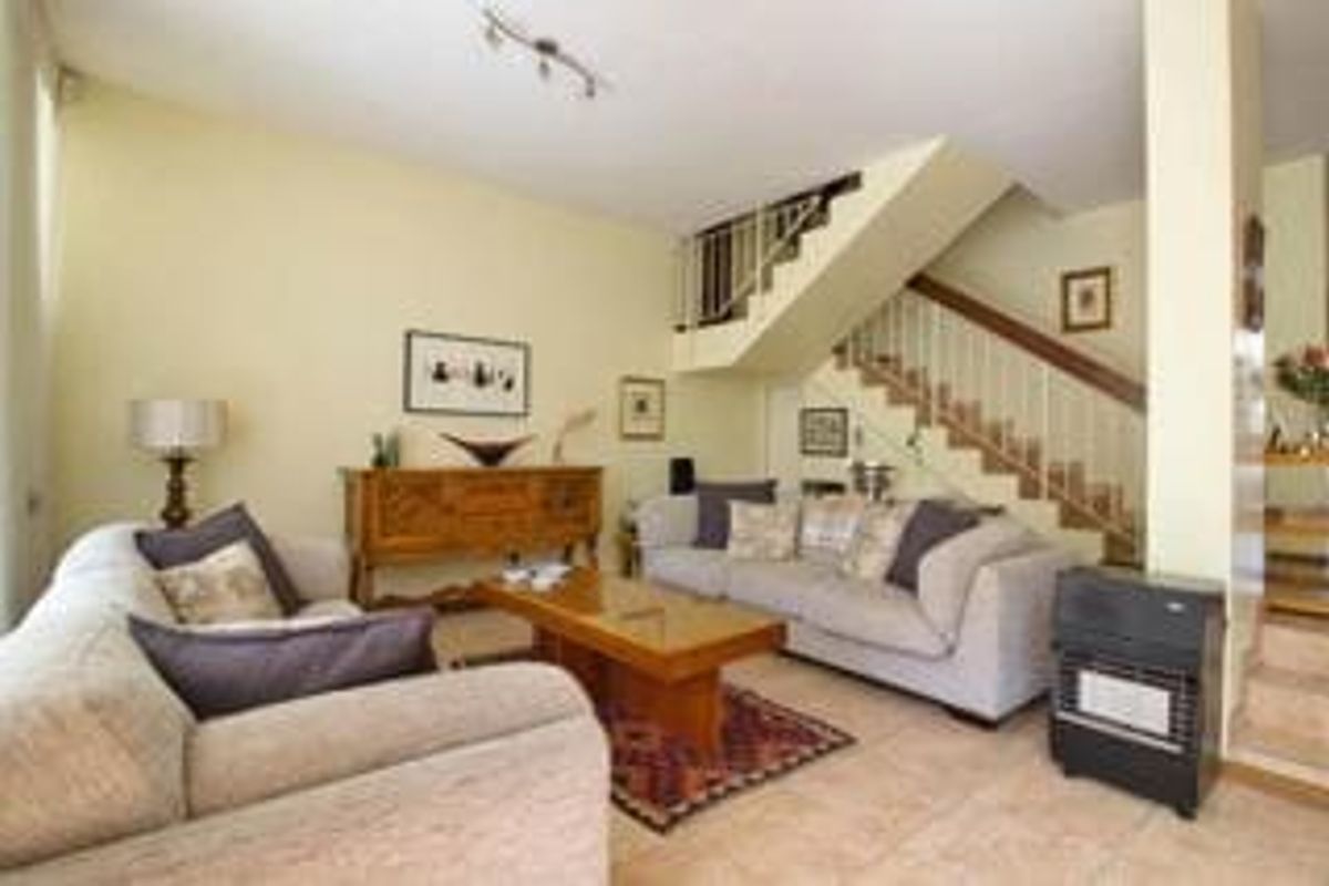 Spacious Duplex Living with Garden, Pool & Unique Lift Feature – Pet Friendly! - Photo 3