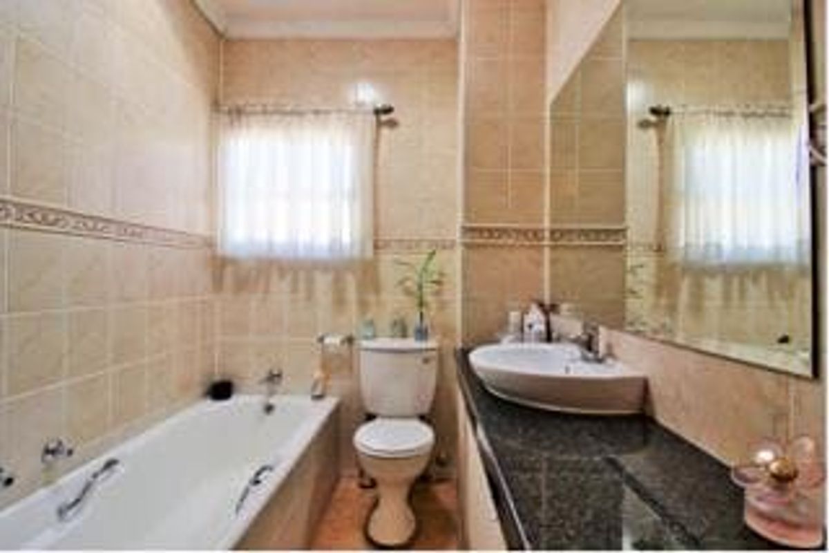 Spacious Duplex Living with Garden, Pool & Unique Lift Feature – Pet Friendly! - Photo 5