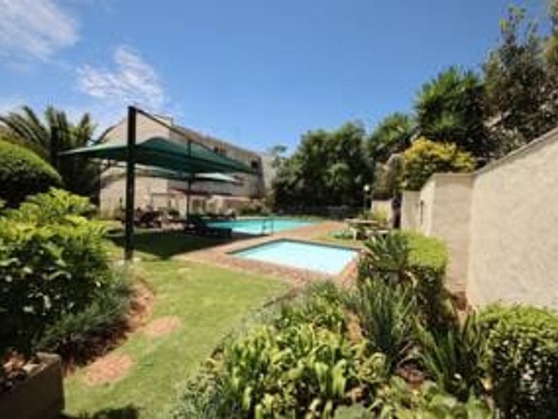 Spacious Duplex Living with Garden, Pool & Unique Lift Feature – Pet Friendly! - Photo 6