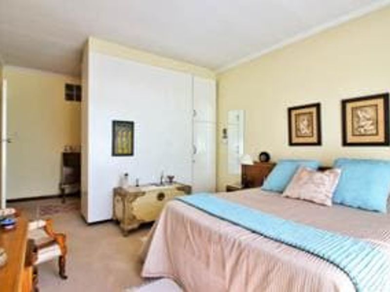 Spacious Duplex Living with Garden, Pool & Unique Lift Feature – Pet Friendly! - Photo 8