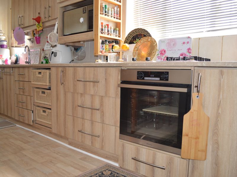 Prime Queenstown Location: Residential or Office Space in a High-Traffic Area - Photo 5