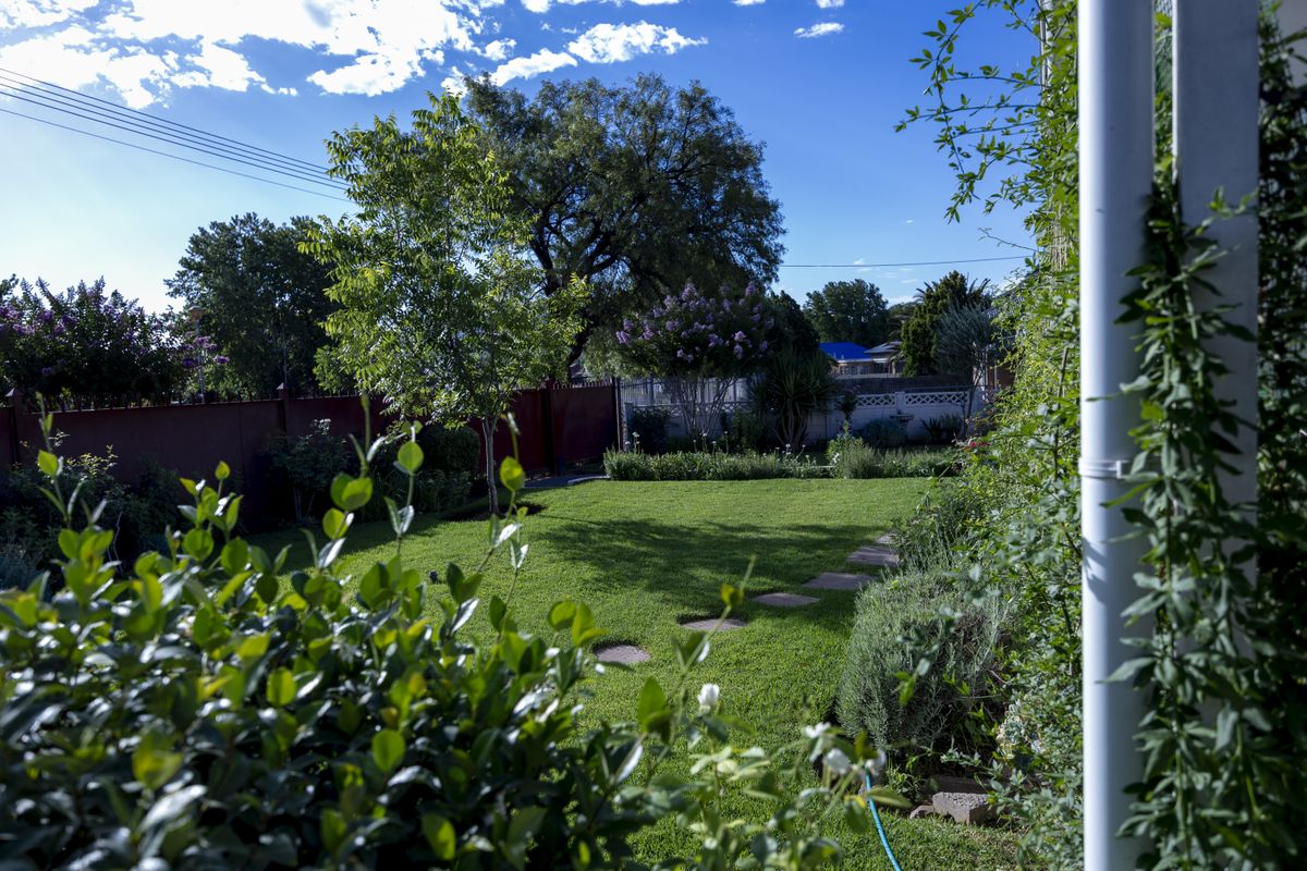 Prime Queenstown Location: Residential or Office Space in a High-Traffic Area - Photo 2