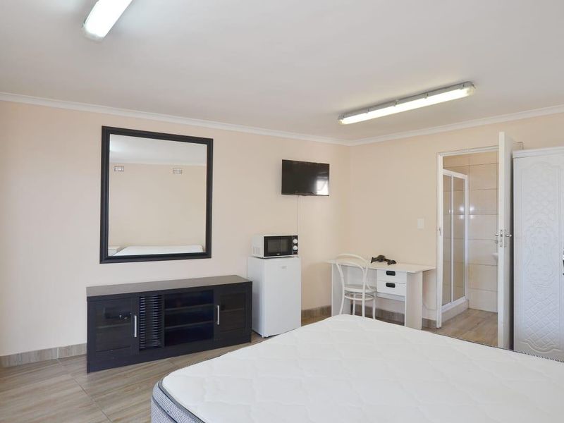 This unit forms part of a house with communal yard space and parking - Photo 4