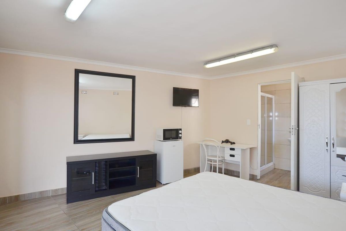 This unit forms part of a house with communal yard space and parking - Photo 4