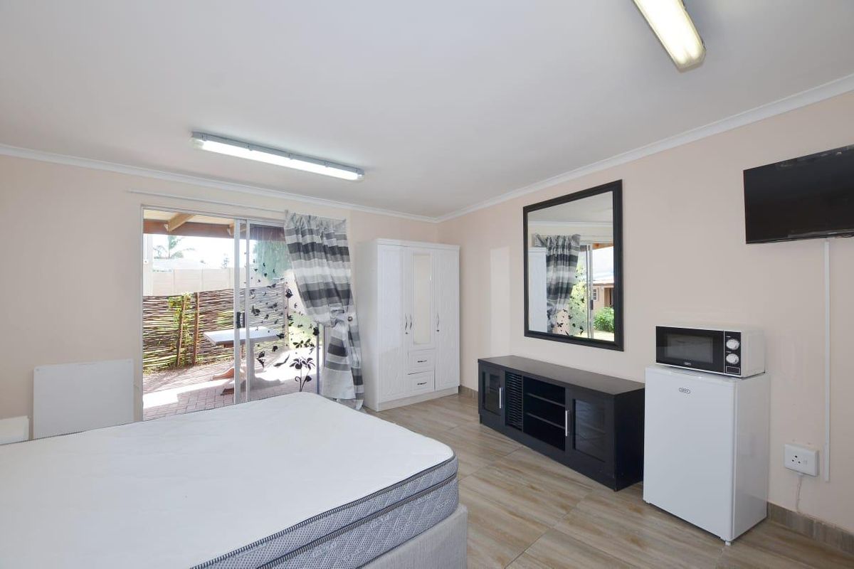 This unit forms part of a house with communal yard space and parking - Photo 3