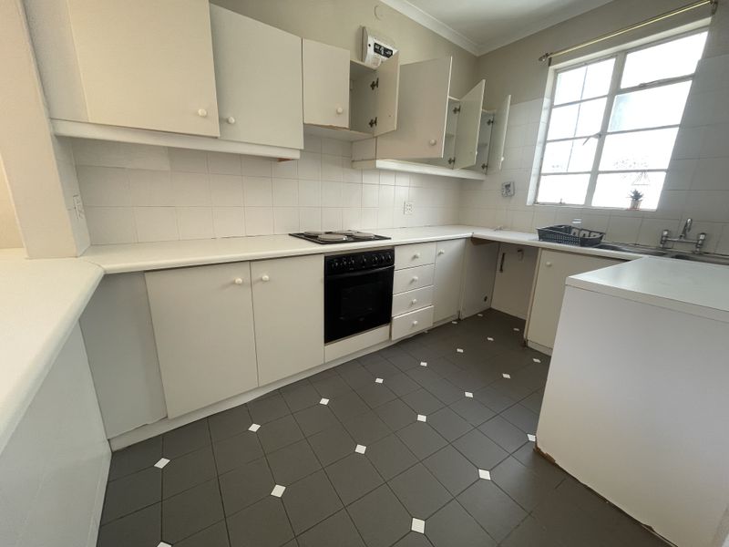 Spacious One-Bedroom Apartment with Stunning City & Mountain Views - Photo 5