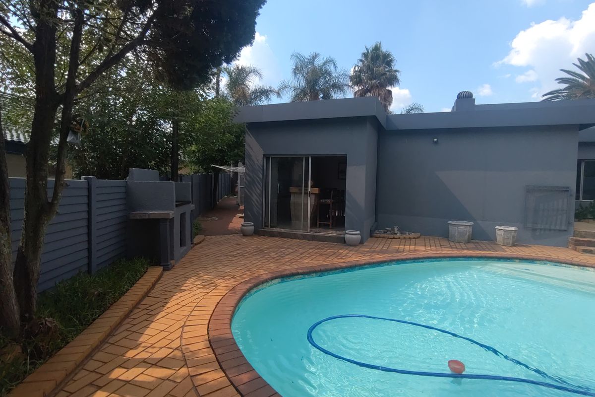Family home with swimming pool Jacuzzi and 2 braai areas. - Photo 4