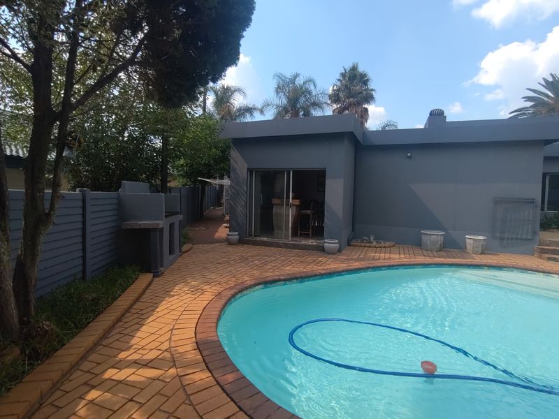 Family home with swimming pool Jacuzzi and 2 braai areas. - Photo 4