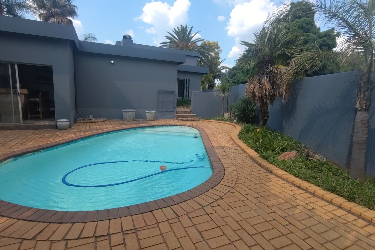Family home with swimming pool Jacuzzi and 2 braai areas. - Photo 3