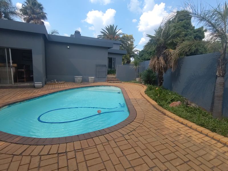 Family home with swimming pool Jacuzzi and 2 braai areas. - Photo 3