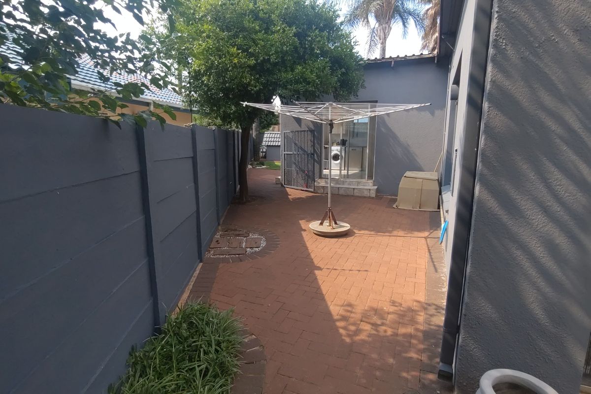 Family home with swimming pool Jacuzzi and 2 braai areas. - Photo 5