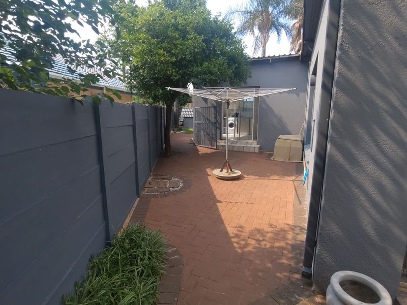 Family home with swimming pool Jacuzzi and 2 braai areas. - Photo 5