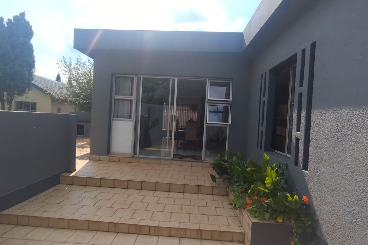 Family home with swimming pool Jacuzzi and 2 braai areas. - Photo 2