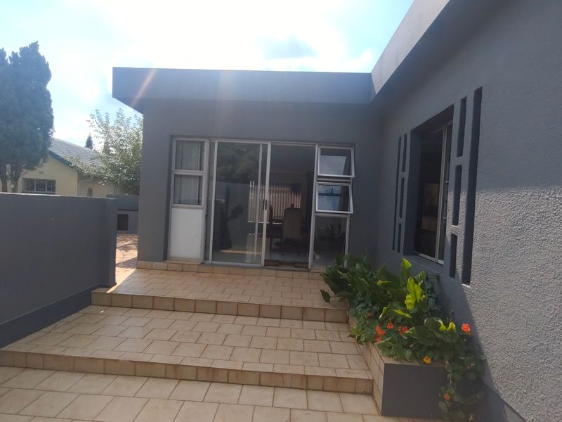 Family home with swimming pool Jacuzzi and 2 braai areas. - Photo 2