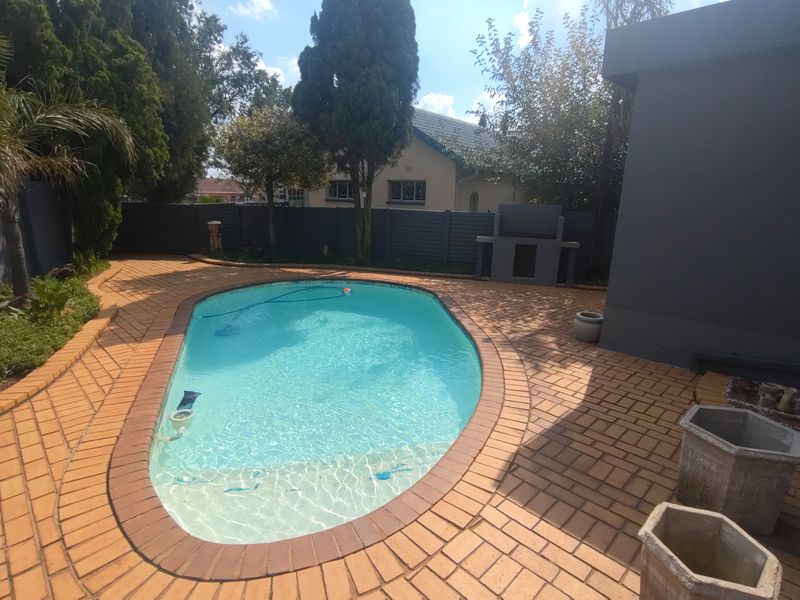 Family home with swimming pool Jacuzzi and 2 braai areas. - Photo 6