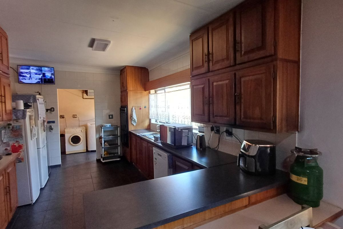 Spacious 5-Bedroom Freehold Home in Dorandia - Photo 3