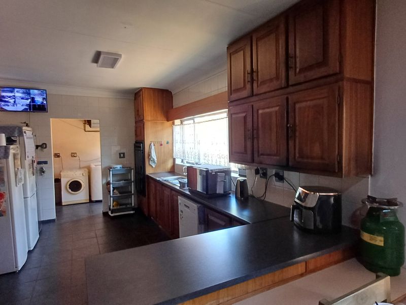 Spacious 5-Bedroom Freehold Home in Dorandia - Photo 3