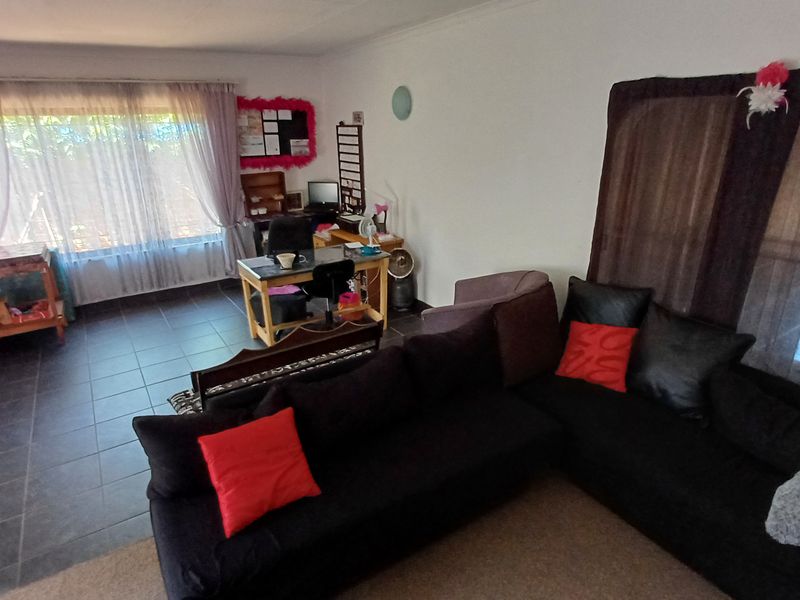 Spacious 5-Bedroom Freehold Home in Dorandia - Photo 6