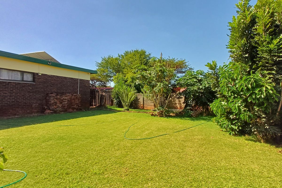 Spacious 5-Bedroom Freehold Home in Dorandia - Photo 2
