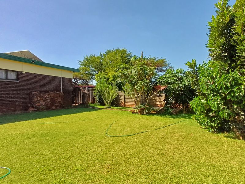 Spacious 5-Bedroom Freehold Home in Dorandia - Photo 2