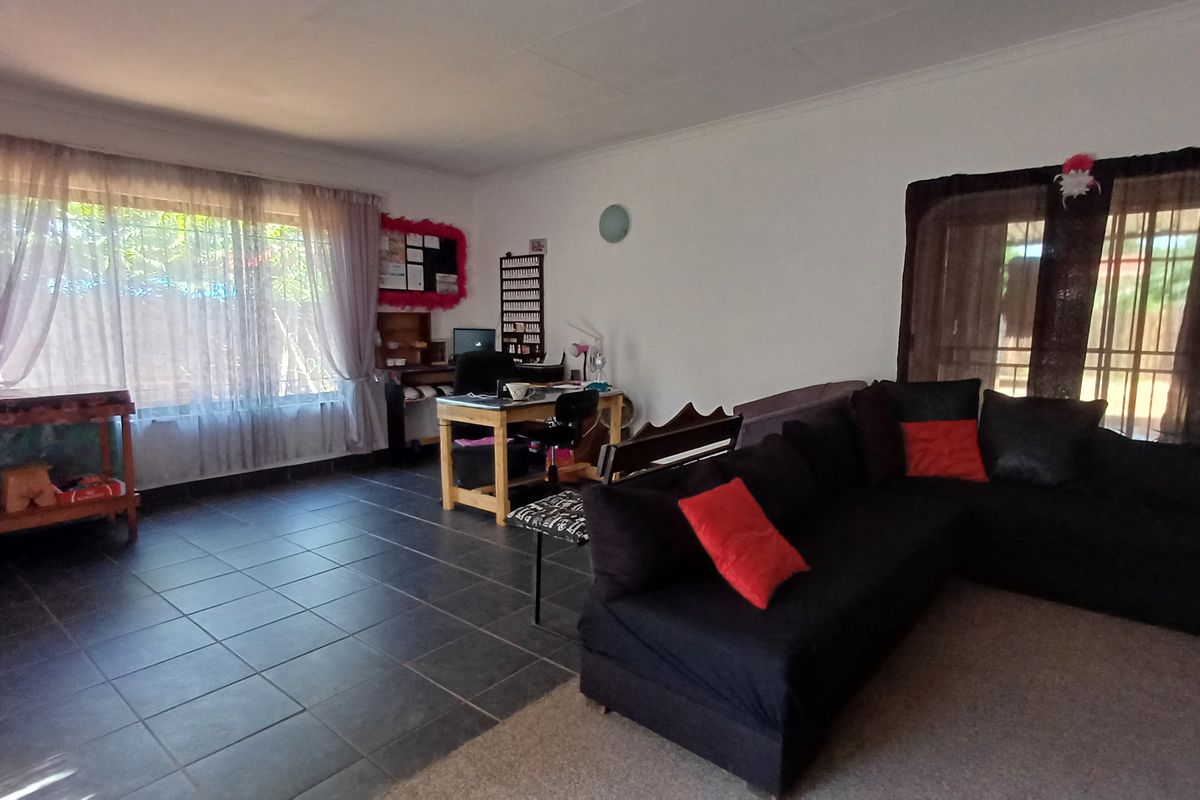 Spacious 5-Bedroom Freehold Home in Dorandia - Photo 5